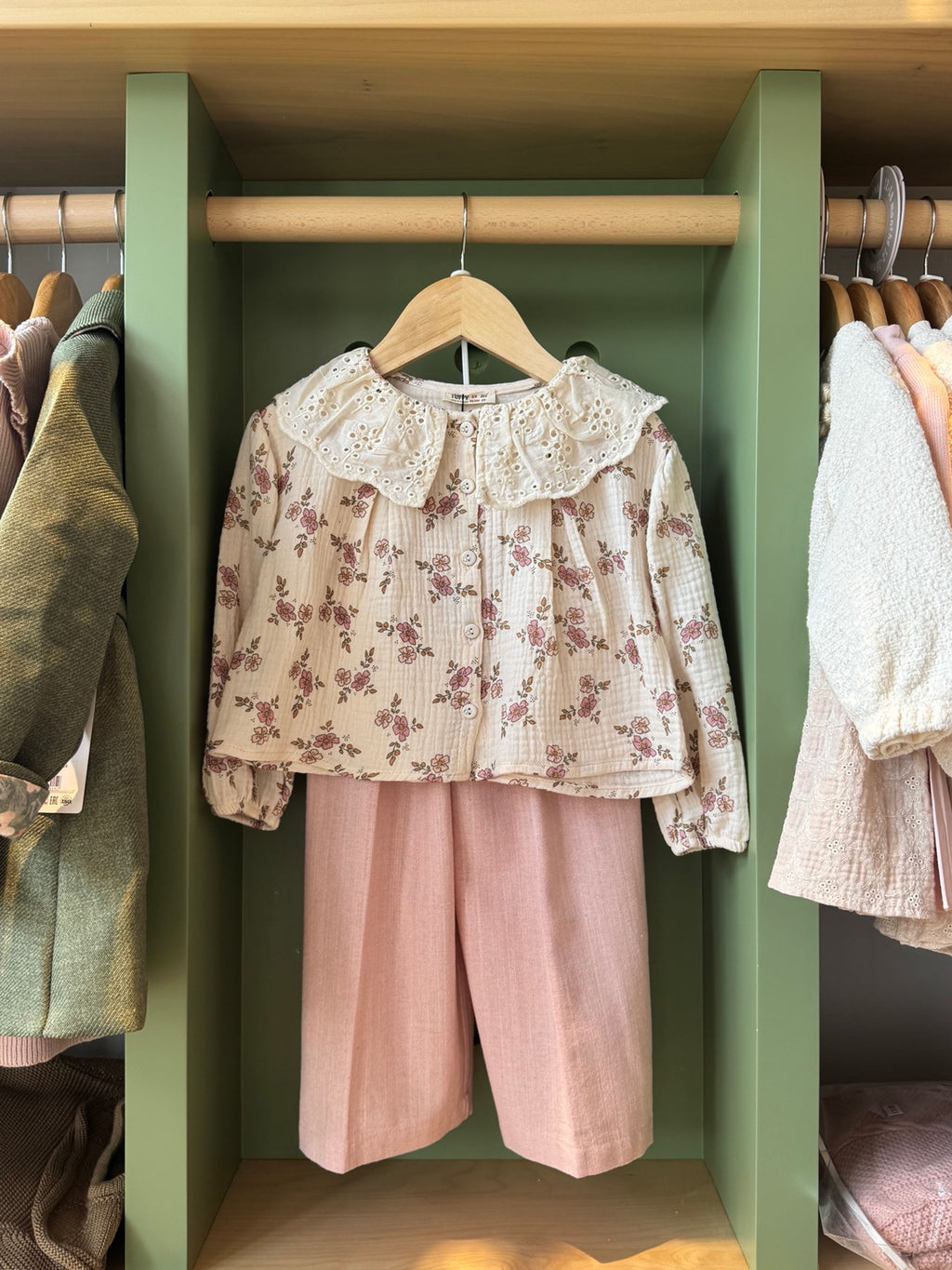 Girl 2pcs Linen Pink Pant/Flower Ruffled Neck Shirt front
