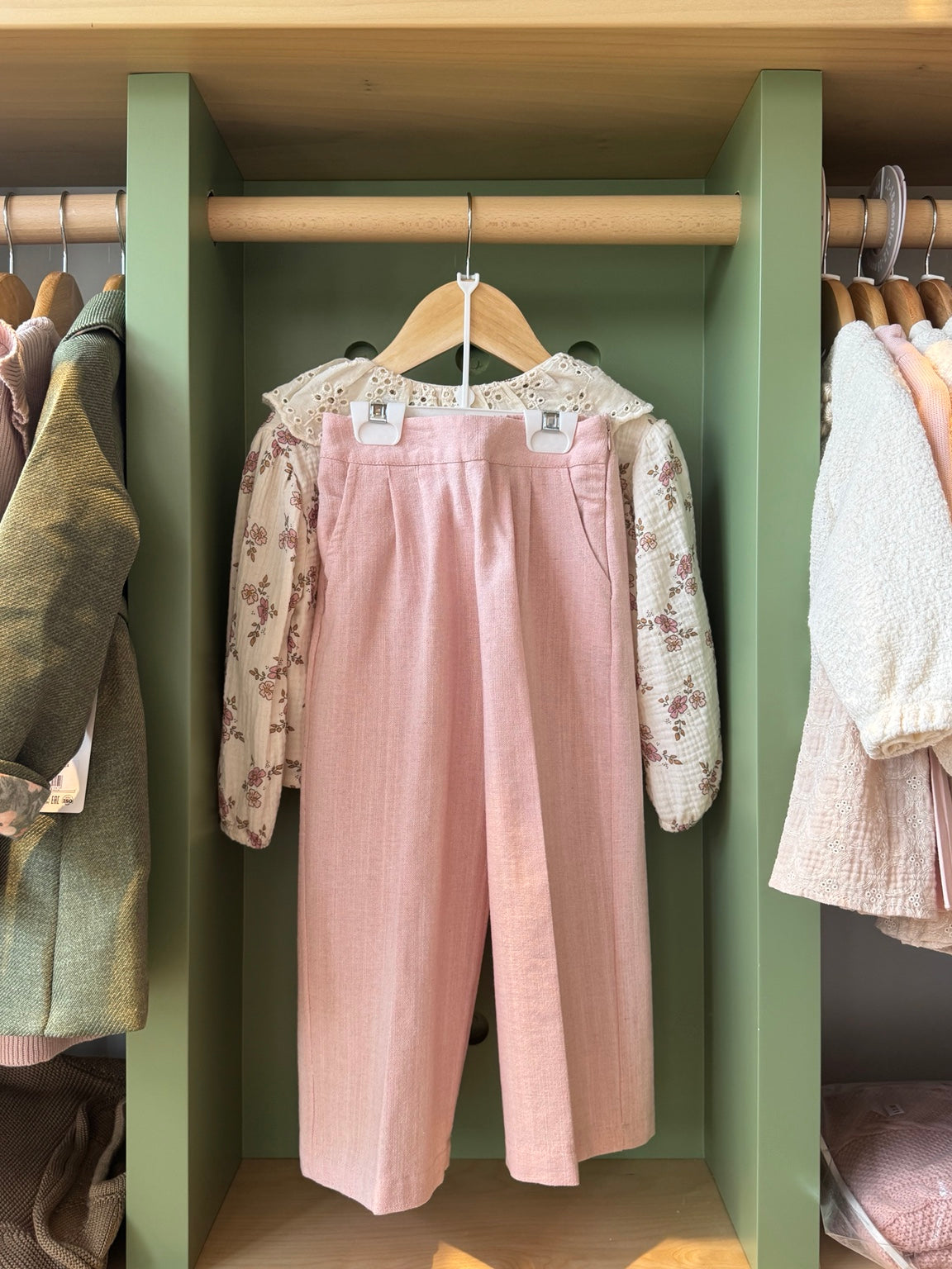 Girl 2pcs Linen Pink Pant/Flower Ruffled Neck Shirt back