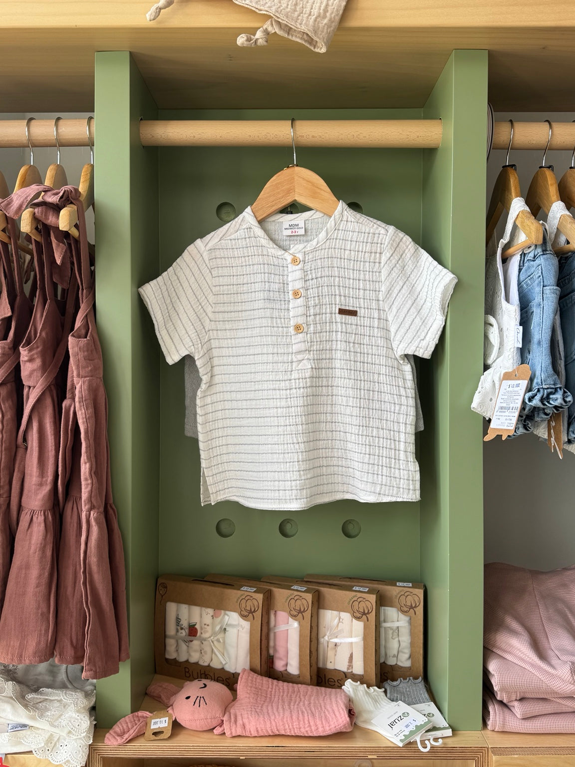 Boy 2pcs Grey Short Set White Shirt front