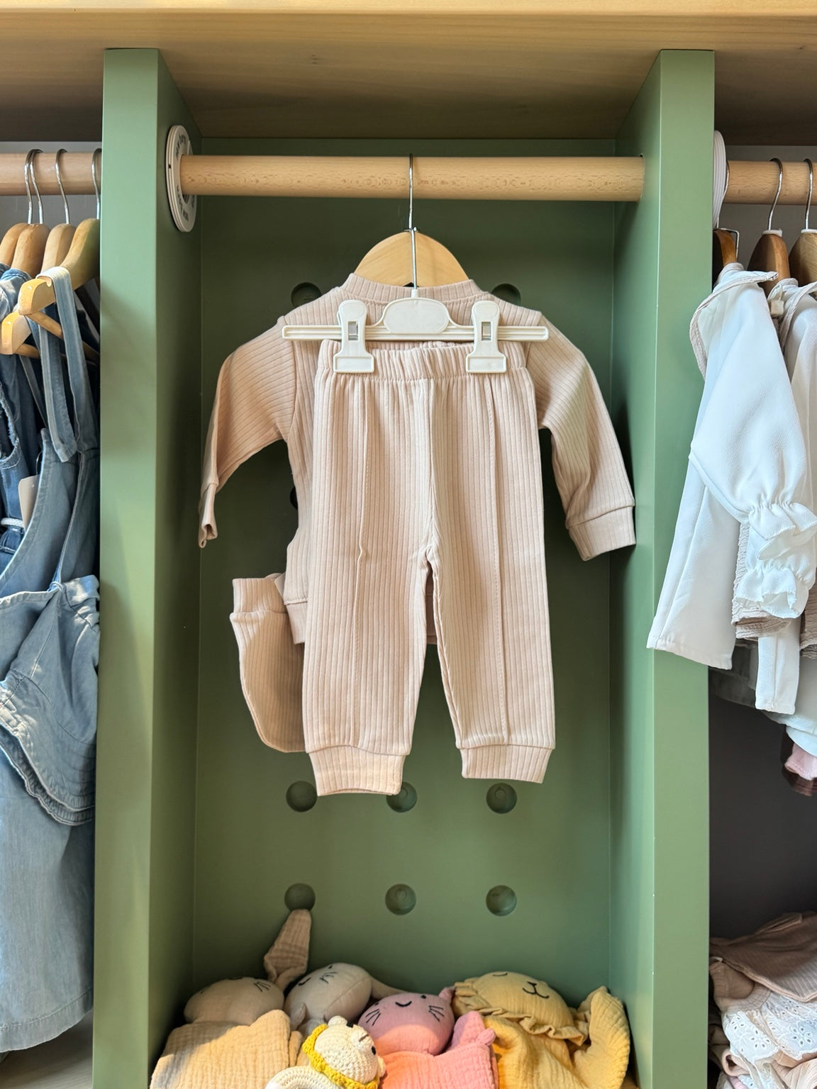 BabyGirl 2pcs Beige Bow Set+Hat - image 2