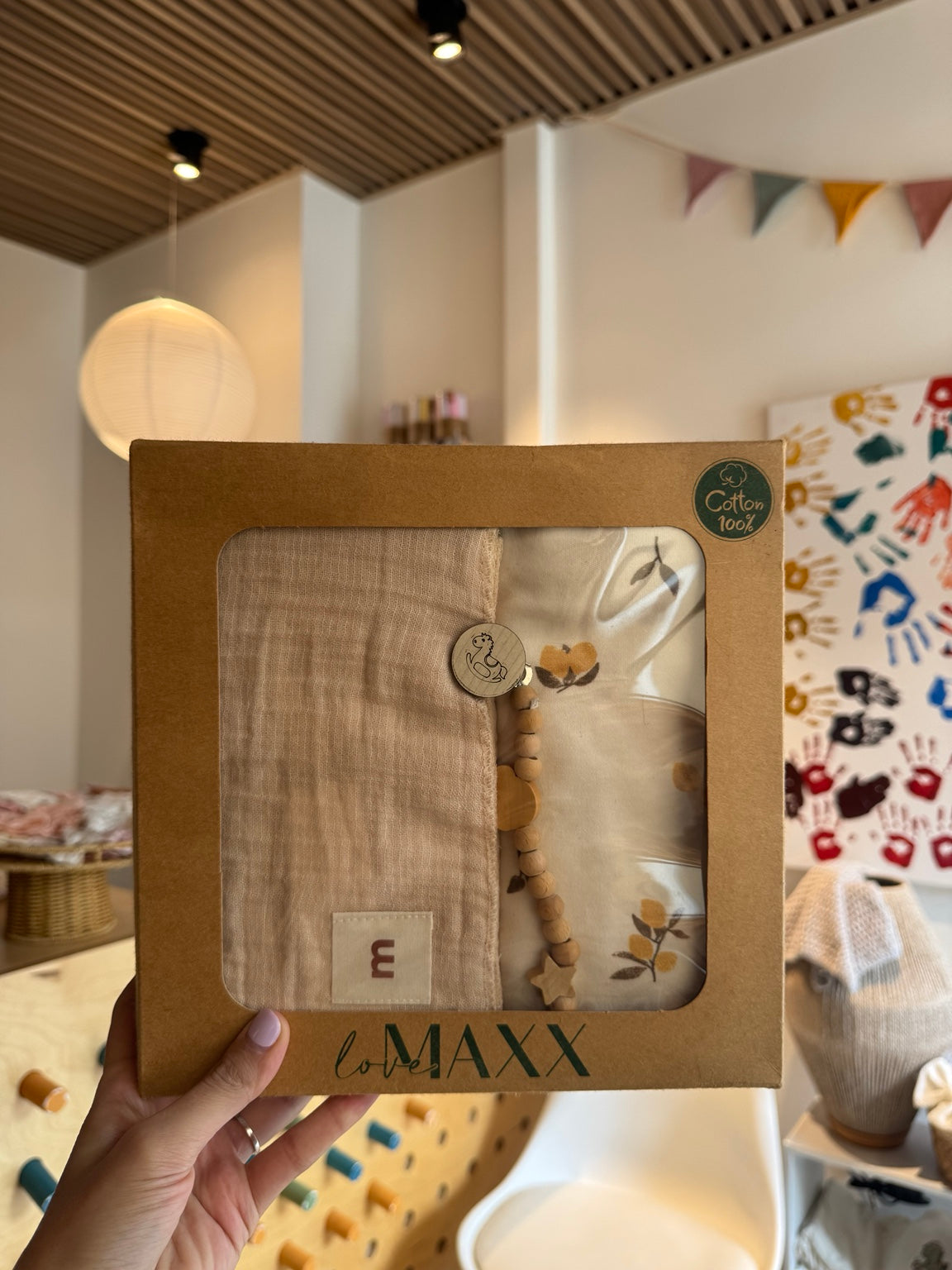 BabyBoy/Girl GiftBox 2 Muslin Swaddles+Wooden Pacifier Holder