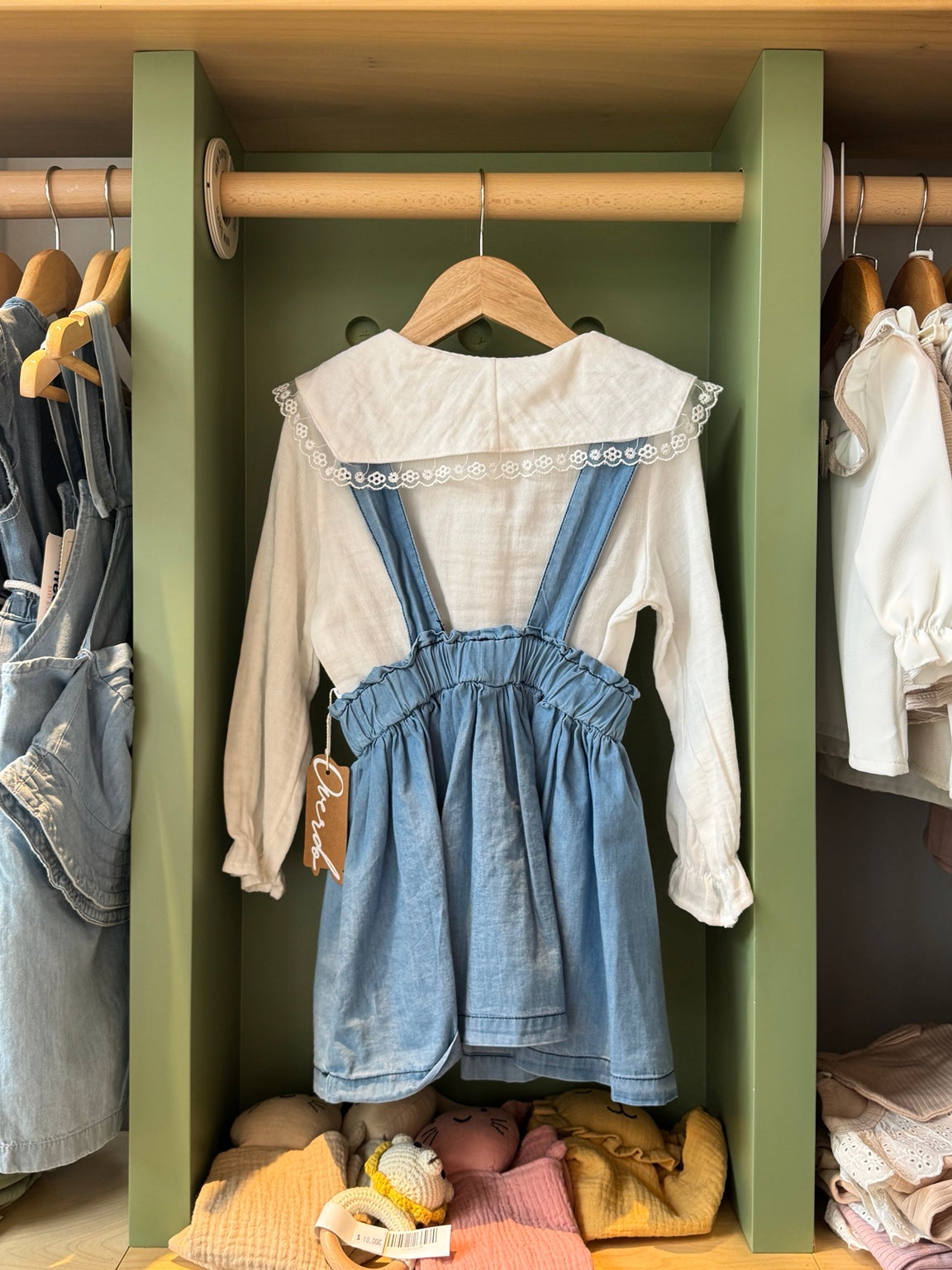 Girl denim salopette skirt flower shirt back