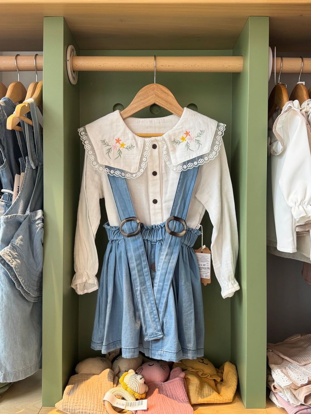 Girl denim salopette skirt flower shirt front