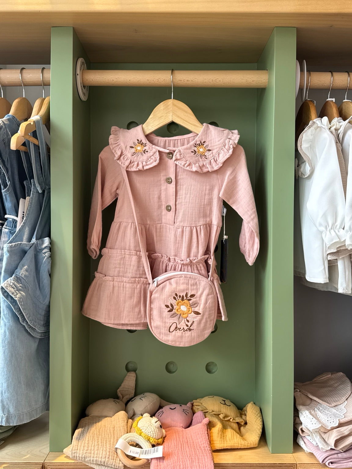 Girl pink dress with bag front